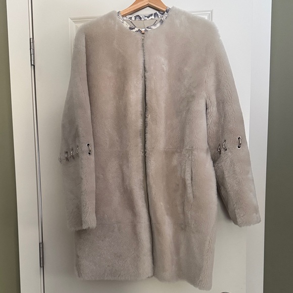 Jackets & Blazers - Stunning grey/taupe lamb shearling reversible coat. Size M NWOT